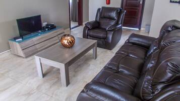 Deluxe-rum | Vardagsrum | 50-tums plasma-tv med kabelkanaler och tv