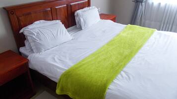 Habitación ejecutiva | Edredón, minibar, decoración personalizada y muebles diferentes