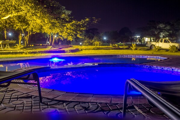 Outdoor pool, free pool cabanas, pool loungers