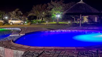 Utomhuspool, gratis cabanor och solstolar