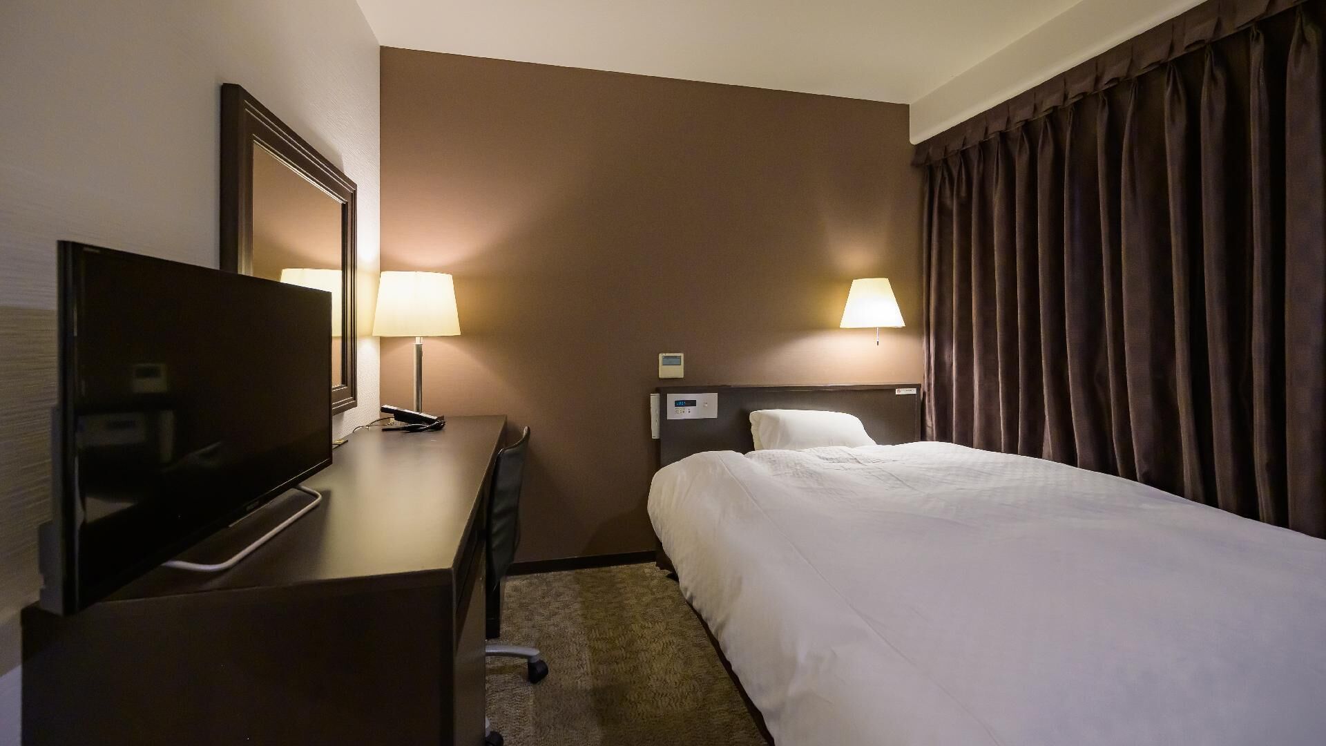 Cofres nos quartos, escrivaninha, Wi-Fi de cortesia, roupa de cama