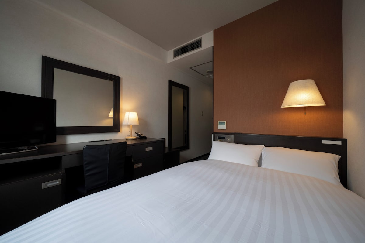 In-room safe, desk, free WiFi, bed sheets