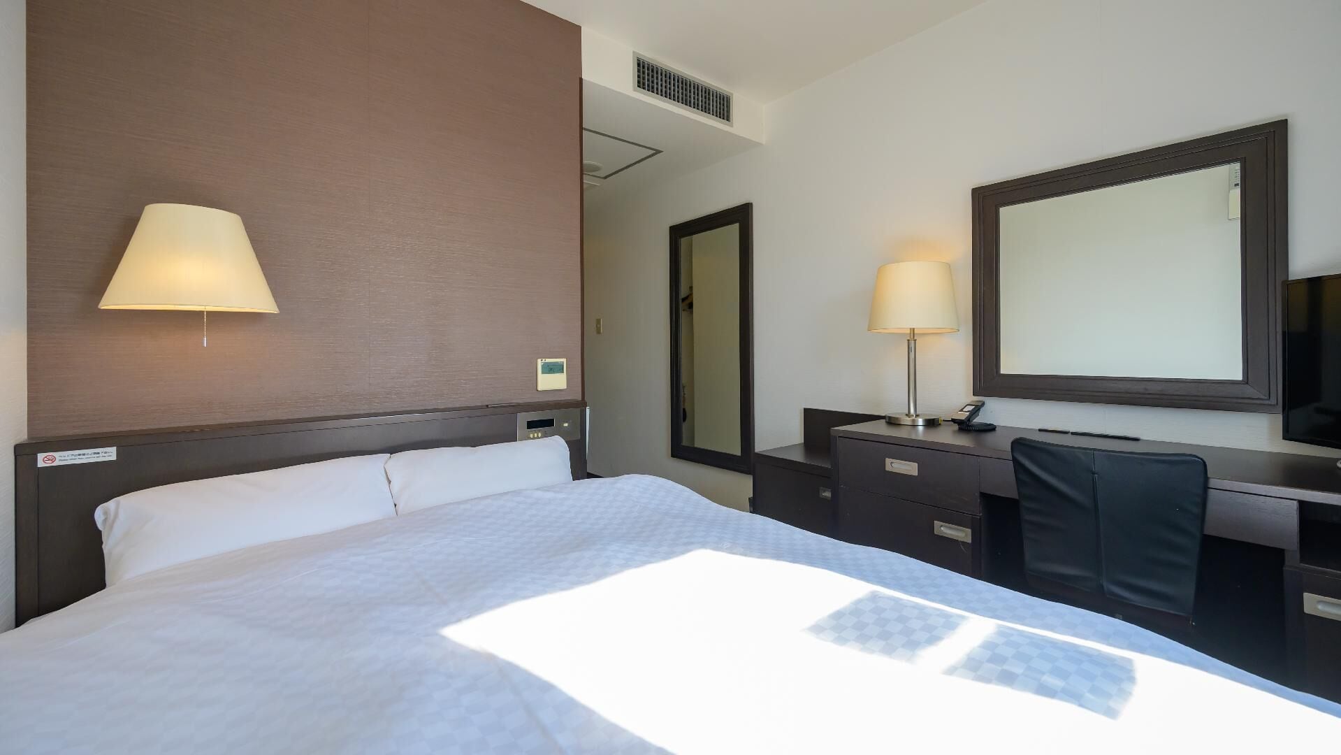 Cofres nos quartos, escrivaninha, Wi-Fi de cortesia, roupa de cama