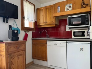 Fridge, microwave, dishwasher, coffee/tea maker