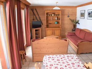 TV - 3-Room Apartment Near Cable Car with Closed Garage (Pralognan-la-Vanoise)