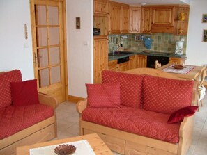 TV - 3-Room Apartment Near Cable Car with Closed Garage (Pralognan-la-Vanoise)