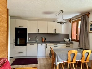 Wasserkocher mit Kaffee-/Teezubehör, Kühlschrank, Mikrowelle, Ofen