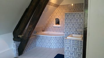 Een haardroger, handdoeken, shampoo, toiletpapier