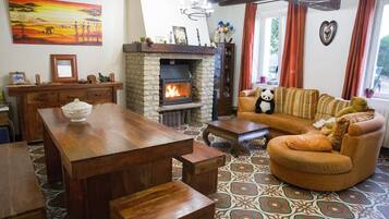 TV, fireplace, table tennis, books