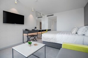 Standard Double Room, Sea View | Minibar, in-room safe, desk, laptop workspace - Hotel Mirjam (Makarska)
