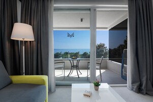 Habitación estándar doble, vistas al mar | Minibar, caja fuerte, escritorio y espacio para trabajar con un portátil