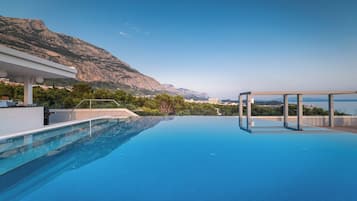 Outdoor pool, pool umbrellas, sun loungers