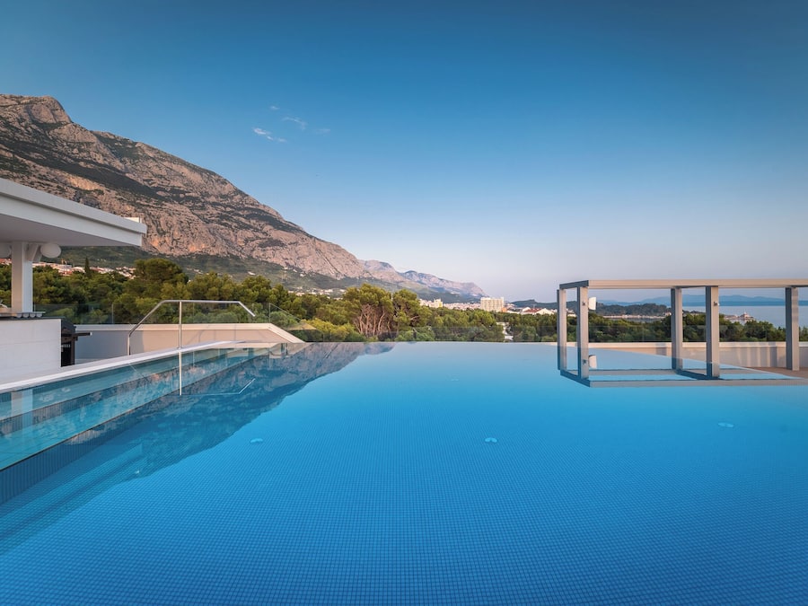 Udendørs pool, parasoller, liggestole