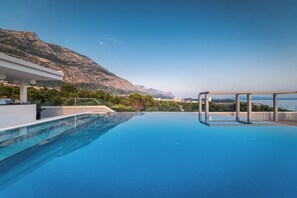 Piscina externa, guarda-sóis, espreguiçadeiras