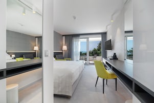 Minibar, caja de seguridad en la habitación y escritorio 