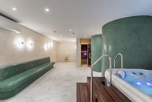 Un sauna, una bañera de hidromasaje, tratamientos corporales