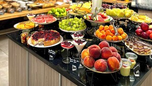 بوفيه فطور مجانًا يوميًا