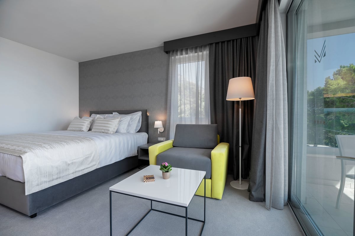 standard double room, sea view | 1 bedroom, minibar, in-room safe, desk