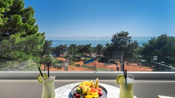 Minibar, caja fuerte, escritorio y espacio para trabajar con un portátil