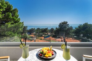 迷你吧、房內夾萬、書桌、手提電腦工作空間