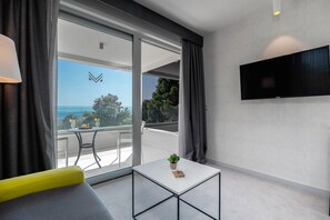 Standaard tweepersoonskamer, uitzicht op zee | Een minibar, een kluis op de kamer, een bureau, een laptopwerkplek
