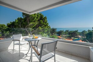 Standard Double Room, Sea View | Minibar, in-room safe, desk, laptop workspace - Hotel Mirjam (Makarska)