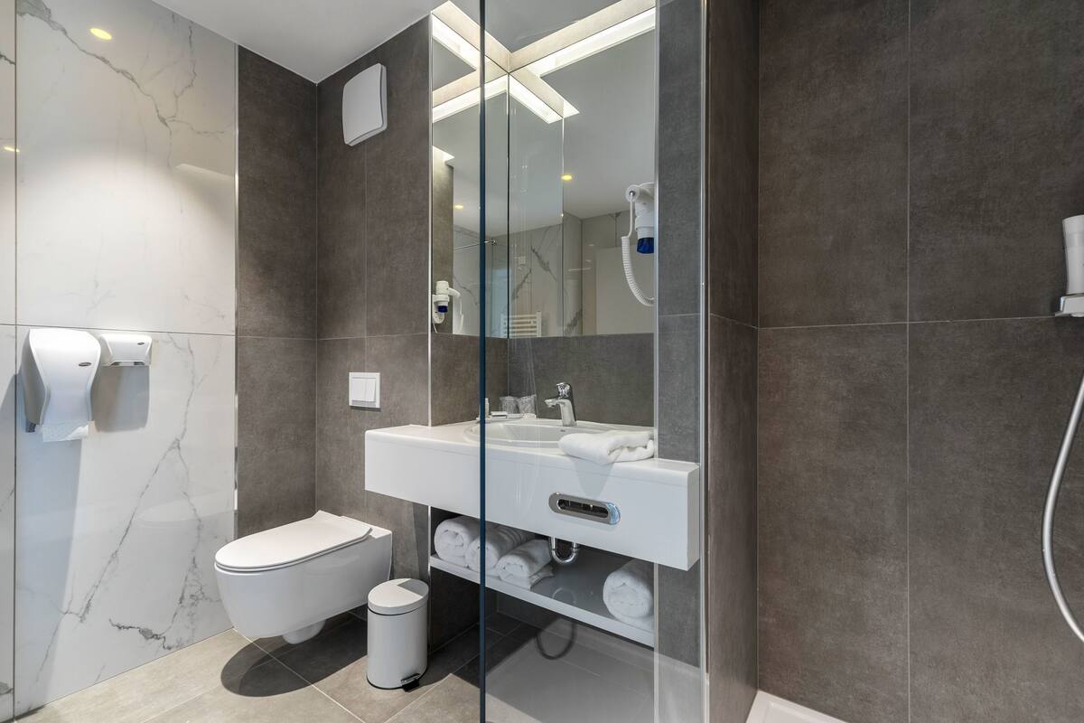 classic room | bathroom | shower, free toiletries, hair dryer, bathrobes