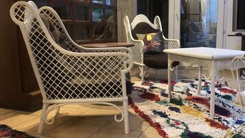 Televisie, een open haard, een dvd-speler en boeken