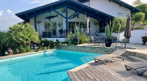 Een buitenzwembad en een verwarmd zwembad