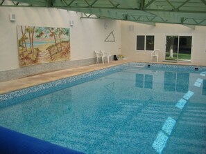 Una piscina cubierta