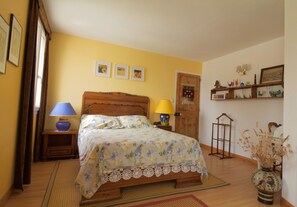 5 habitaciones, tabla de planchar con plancha, wifi y ropa de cama 