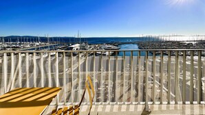 Un puerto deportivo con barcos y un cielo azul despejado.