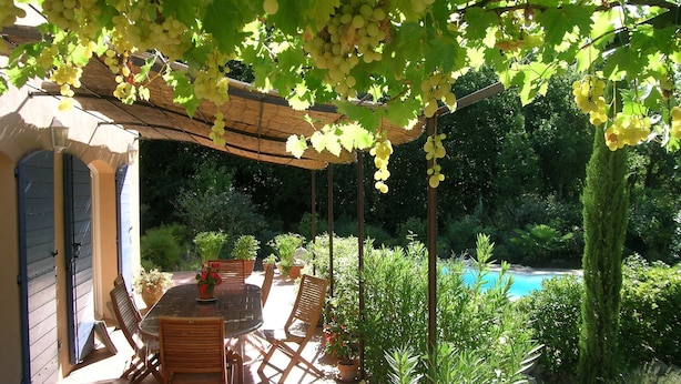 Outdoor dining - Bright Provencal farmhouse in Lorgues in quiet countryside with swimming pool and large garden (Lorgues)