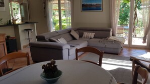 TV, table tennis, books, offices - Bright Provencal farmhouse in Lorgues in quiet countryside with swimming pool and large garden (Lorgues)