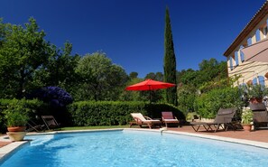 Outdoor pool - Bright Provencal farmhouse in Lorgues in quiet countryside with swimming pool and large garden (Lorgues)