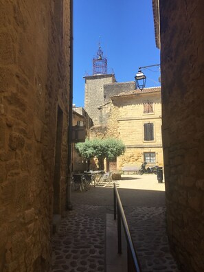 Outdoor dining - Village house with character - Pool and lawn. AC (Vers-Pont-du-Gard)
