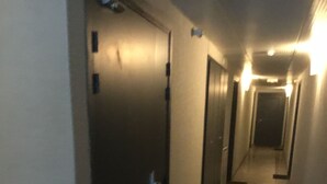A corridor with doors on the left, a tiled floor, and overhead lighting. - Lovely T2 garden apartment with sheltered terrace swimming pool (summer) Fibre  (Albertville)