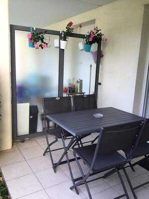 Outdoor dining - Lovely T2 garden apartment with sheltered terrace swimming pool (summer) Fibre (Albertville)