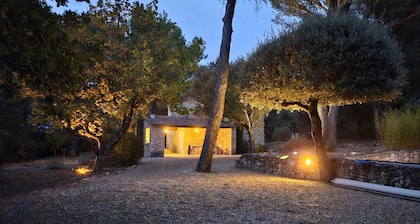 Encantadora casa de campo en Provenza con todas las comodidades, piscina climatizada y parcela grande y tranquila