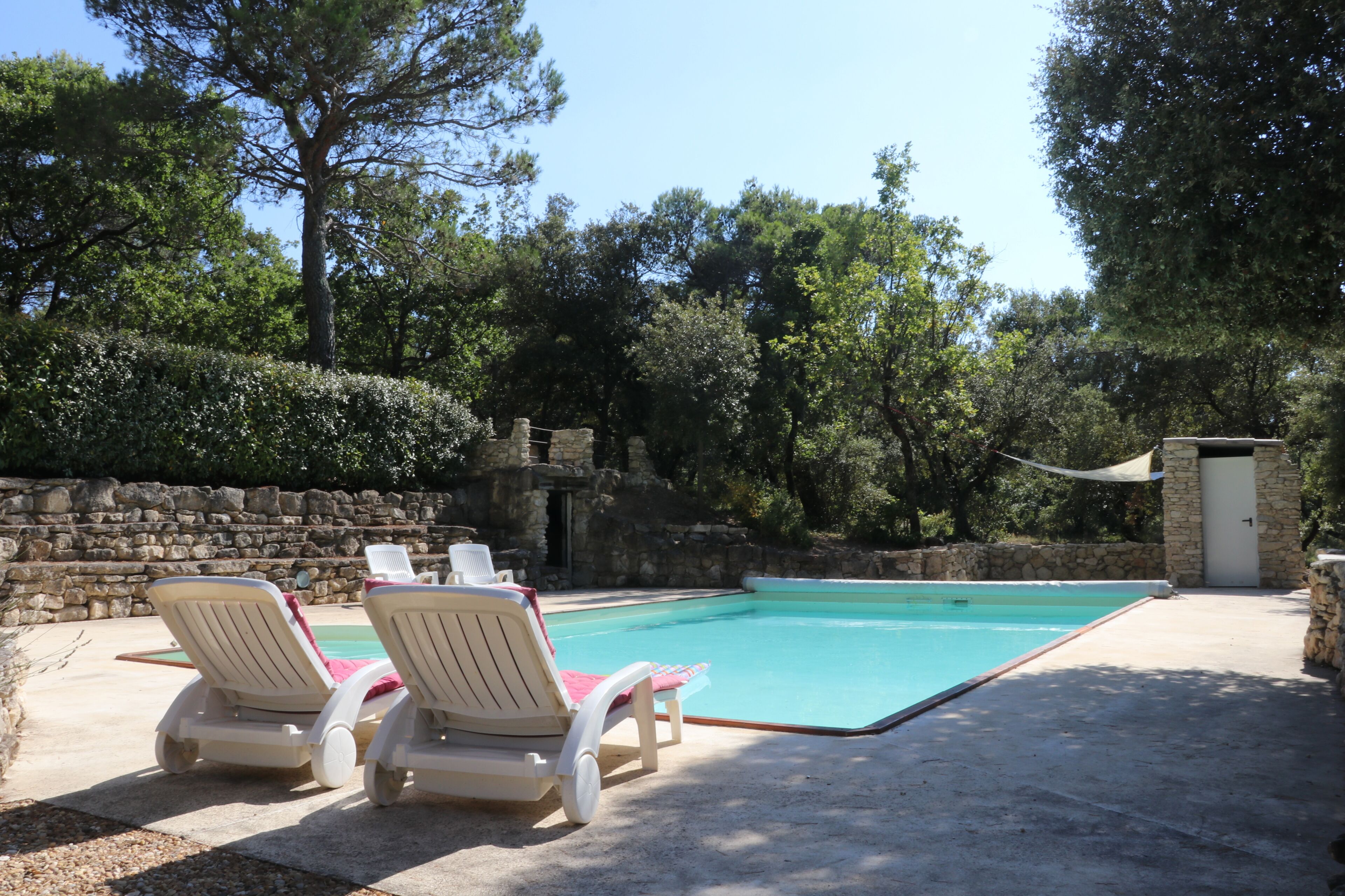 Utomhuspool och uppvärmd pool