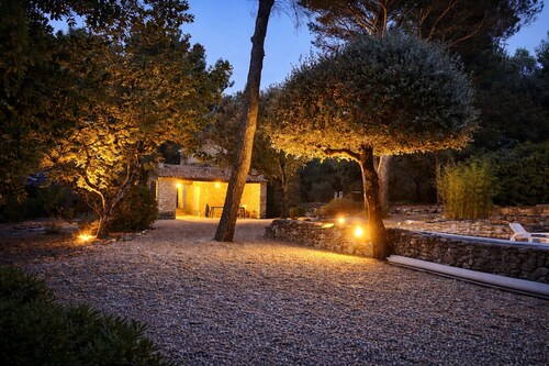 Farmhouse with pool and all mod cons in large piece of land, quiet