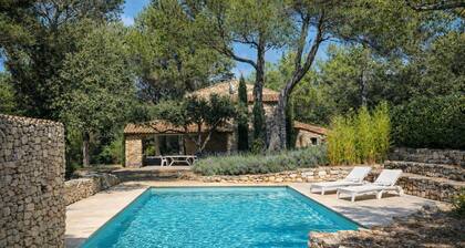 Mas en pierre avec piscine privée – Calme et nature au cœur du Luberon