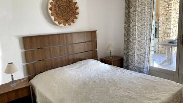 4 sovrum, vÀrdeförvaringsskÄp pÄ rummet och strykjÀrn/strykbrÀda