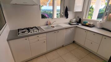 Een koelkast, een microgolfoven, een oven, een kookplaat