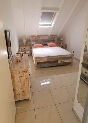 2 quartos, cofres nos quartos, ferros/tábuas de passar roupa