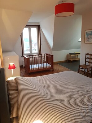5 Schlafzimmer, Bügeleisen/Bügelbrett, Reisekinderbett, WLAN