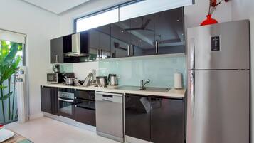 2 Bedrooms Pool Villa | Cocina privada | Refrigerador con congelador, microondas y parrilla de estufa