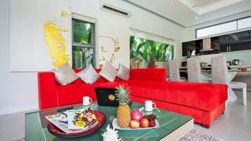 2 Bedrooms Pool Villa | Vardagsrum | LCD-tv