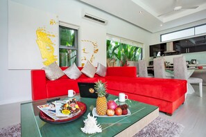 2 Bedrooms Pool Villa | Phòng khách | TV LCD 