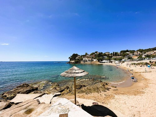 Appartement climatisé pour 4 personnes avec vue mer et plage privée à Carqueiranne